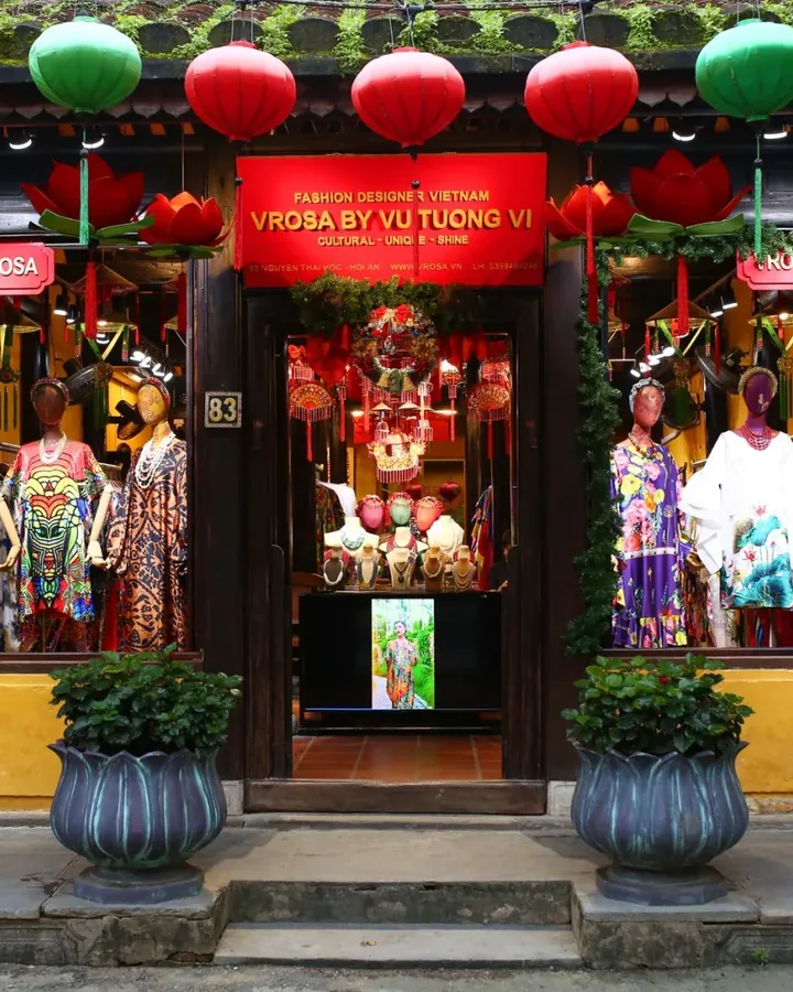 Người đứng bán và tư vấn tại shop