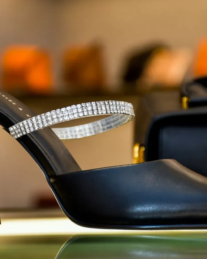 Người đứng bán và tư vấn tại shop