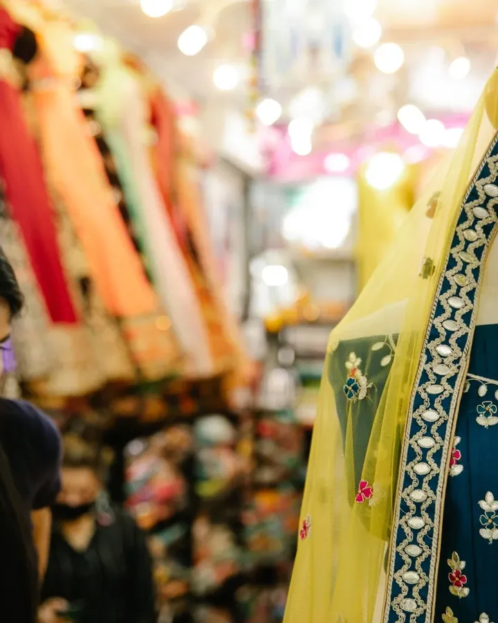 Người đứng bán và tư vấn tại shop